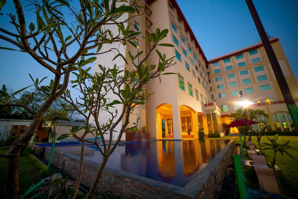 Ramada By Wyndham Jaipur Jaisinghpura Hotel Exterior photo
