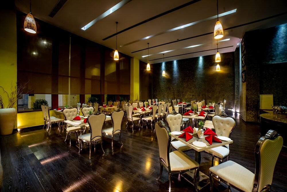 Ramada By Wyndham Jaipur Jaisinghpura Hotel Exterior photo