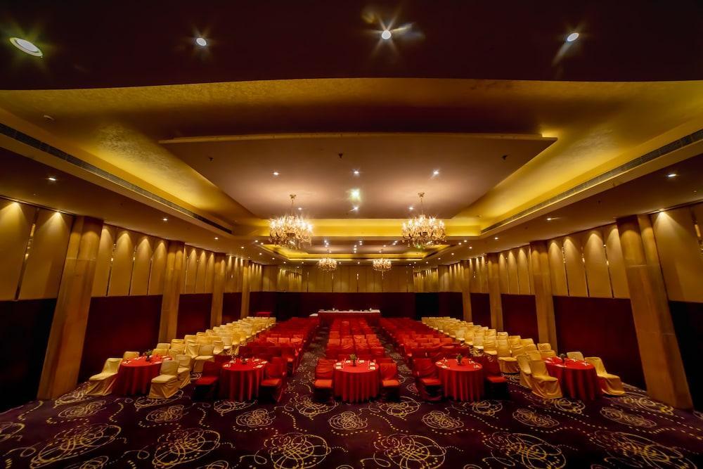 Ramada By Wyndham Jaipur Jaisinghpura Hotel Exterior photo