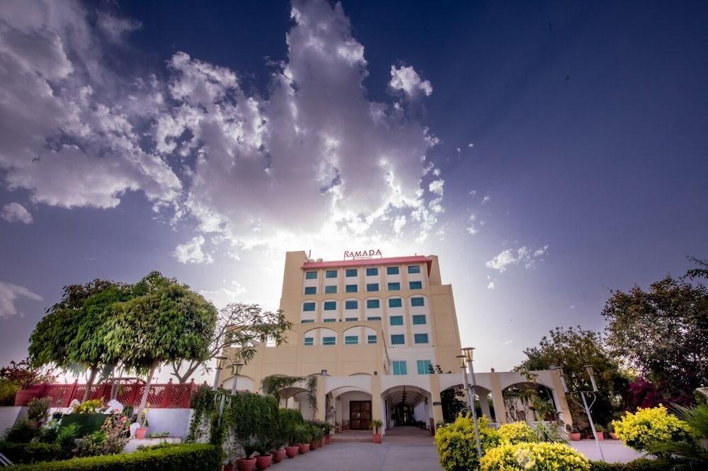 Ramada By Wyndham Jaipur Jaisinghpura Hotel Exterior photo