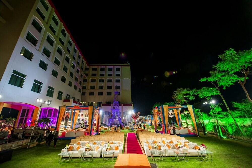 Ramada By Wyndham Jaipur Jaisinghpura Hotel Exterior photo