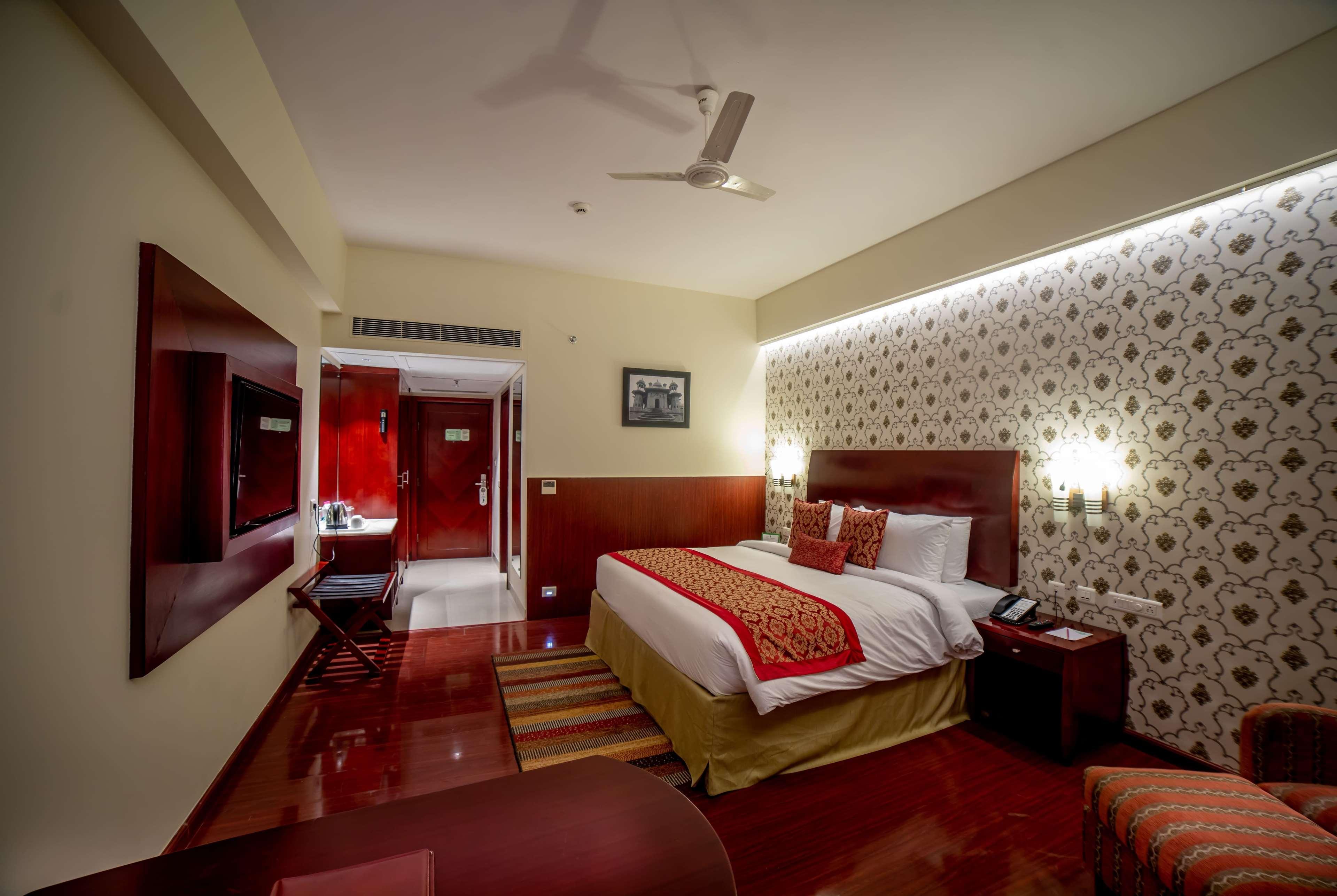 Ramada By Wyndham Jaipur Jaisinghpura Hotel Exterior photo